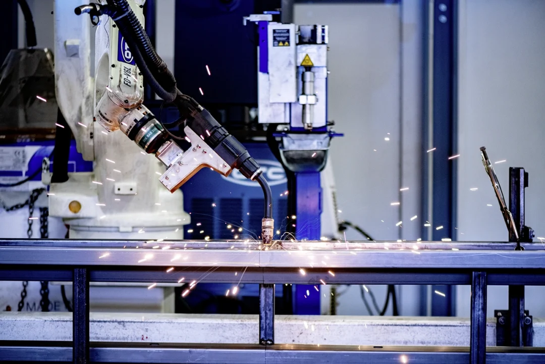 Automatisiertes Schweißverfahren mit Industrieroboter in der Lohnfertigung – präzise Schweißtechnik für maßgeschneiderte Metallbaugruppen