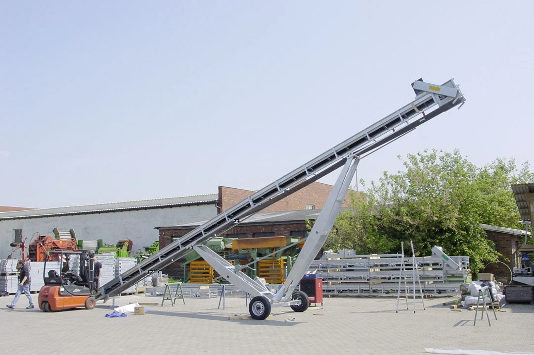 Mobiler Muldenförderer mit Fahrgestell für flexiblen Einsatz bei der Schüttgutverladung im Außenbereich