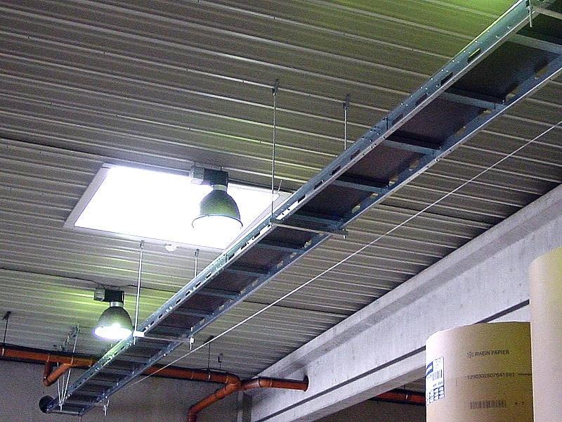 Leichter Gleitgurtförderer in Deckenkonstruktion – platzsparende Förderlösung für den innerbetrieblichen Materialtransport