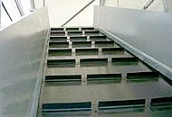 Gleitgurtförderer mit Querstollen von AH Meyer – maßgeschneiderte Fördertechnik im Sondermaschinenbau zur sicheren und präzisen Förderung von Schüttgut und Faserstoffen in steilen Neigungen