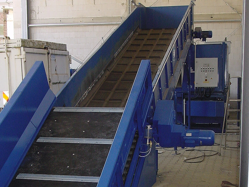 Stationärer Kettengurtförderer in Industriehalle – robuste Fördertechnik für die automatisierte Materialzufuhr in Produktionsanlagen