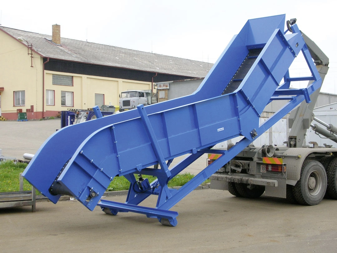 Mobiler Kettengurtförderer auf Lkw – flexible Förderlösung für den Transport von Schüttgütern oder Ballenmaterial auf Baustellen oder in landwirtschaftlichen Betrieben