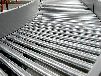 Kurvengängige Rollenbahn für den reibungslosen Transport von Stückgut in individuellen Förderanlagen.