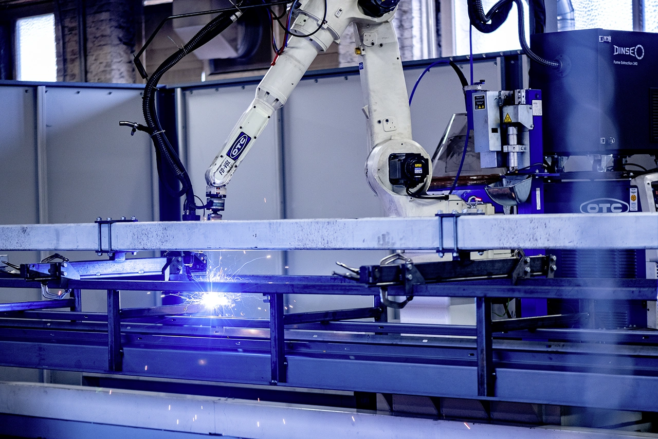 Automatisierte Schweißtechnik in der Baugruppenfertigung – moderner Industrieroboter für präzise Schweißverbindungen im Sondermaschinenbau