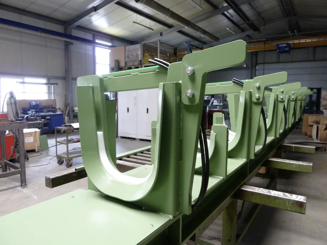 Sonderanfertigung mit pneumatischen Haltebügeln – maßgeschneiderte Lösung zur Fixierung von Werkstücken in industriellen Förderanlagen