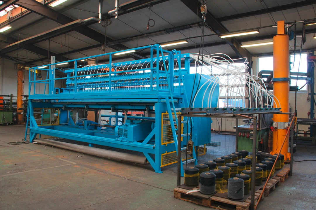 Großes Steppaggregat für technische Textilien – industrielle Sondermaschine mit Garnzuführung über mehrere Spulen.