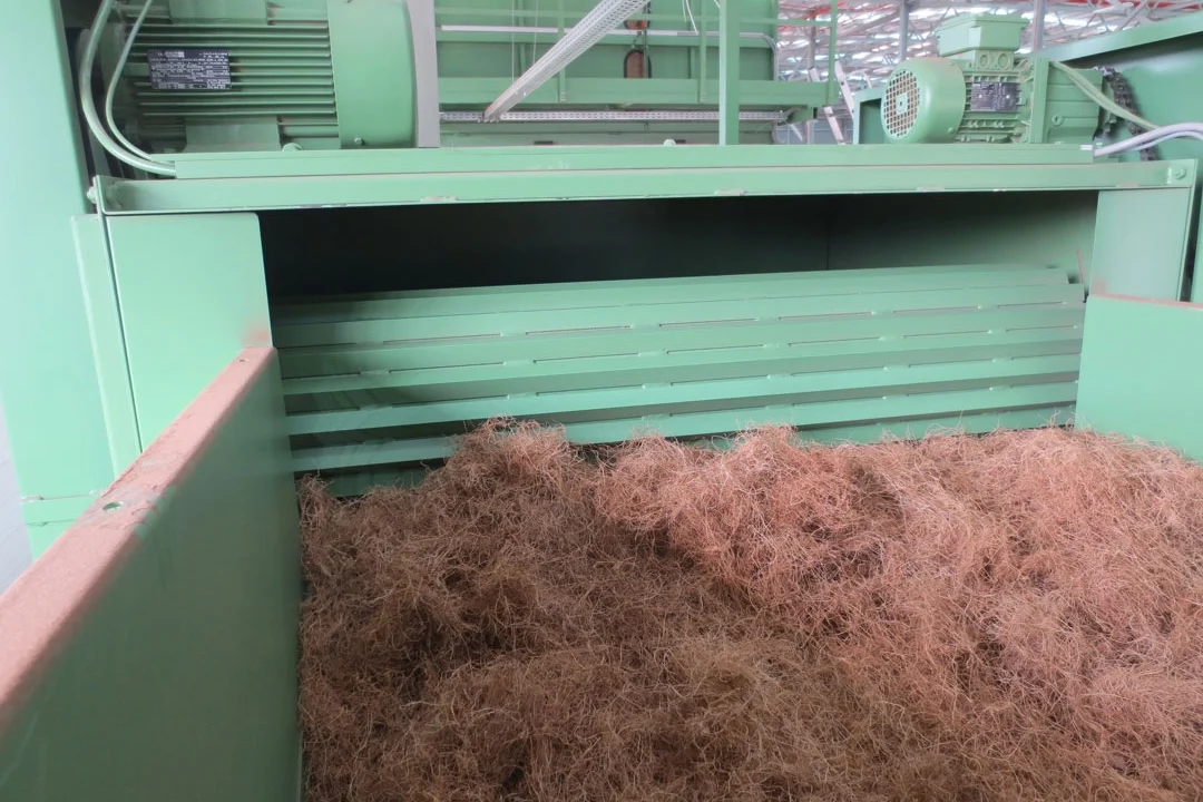 Kokosballenöffner mit geöffnetem Aufnahmeschacht