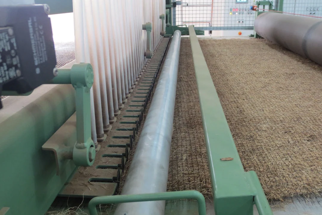 Steppaggregat in einer Erosionsschutzmattenmaschine zum Vernähen der Lagen