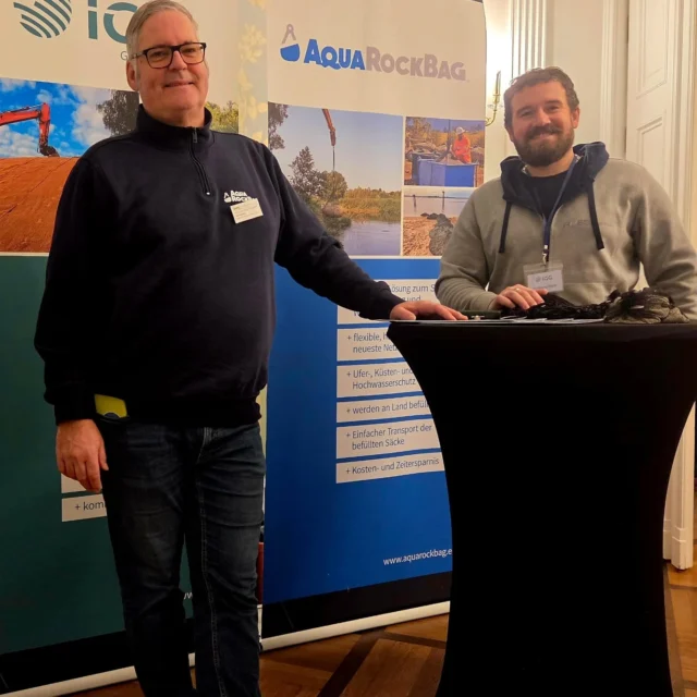 ❗️Wir sind vor Ort – Fachtagung 2.0 | 22.01.2026

Die Roess Group ist heute bei der Fachtagung 2.0 – „Hochwasserschutz und Starkregenvorsorge“ vertreten - organisiert vom BWK - die Umweltingenieure.

Unter dem Leitthema, wie Hochwasserschutz und Starkregenvorsorge nur gemeinsam erfolgreich umgesetzt werden können, präsentieren wir AquaRockBag® sowie weitere Lösungen aus dem Internationale Geotextil GmbH (IGG)-Produktsortiment.

👉 Guillaume und Axel freuen sich darauf, Sie persönlich an unserem Stand willkommen zu heißen, sich auszutauschen und praxisnahe Lösungen für aktuelle Herausforderungen im Klimawandel zu diskutieren.

Kommen Sie gerne vorbei – wir freuen uns auf spannende Gespräche!

#Hochwasserschutz #Starkregenvorsorge #Klimawandel #BWK #Aquarockbag