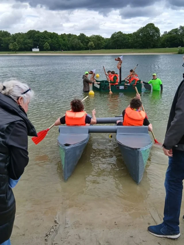 Team ROESSpekt sticht in See – zumindest kurz. 🚣‍♂️

Am Wochenende waren wir mit unserem selbstgebauten Boot bei der #pappregatt am #Hartenbergsee in Goldenstedt am Start.

Zwei mutige Kollegen/innen haben sich ins Boot gesetzt und alles gegeben – auch wenn unsere Regatta-Karriere bereits in der Vorrunde einen eher… schwungvollen Abschluss gefunden hat. 😉

Gewonnen haben wir trotzdem: jede Menge Spaß, ein starkes Teamgefühl und ein tolles gemeinsames Erlebnis – vom Bau unseres Schiffes bis zum Auftritt auf dem Wasser.

Bei schöner Kulisse am See und einigermaßen brauchbarem Wetter war es für uns ein rundum gelungener Tag. Danke an alle, die mitgebaut, angefeuert, gelacht und mitgefiebert haben! 💪🌊

#roesspekt #roessgroup #teamwork