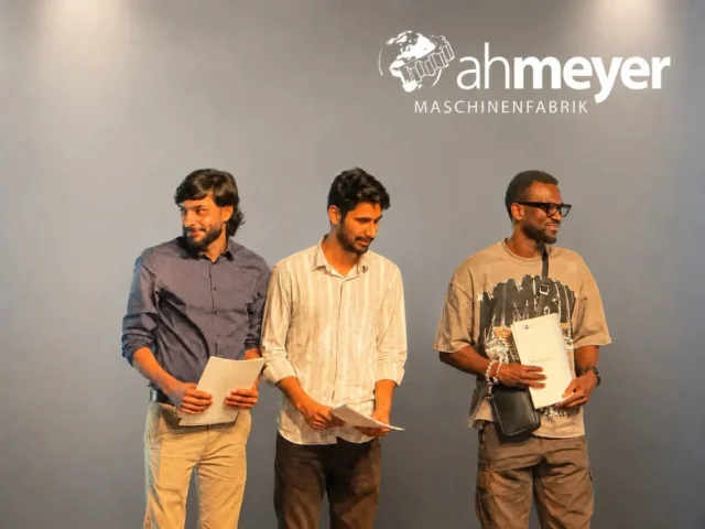 🎉 Erfolgreicher Ausbildungsabschluss in der ROESS Group

Wir freuen uns sehr, dass vier unserer Auszubildenden ihre Abschlussprüfungen erfolgreich bestanden haben.

Manpreet, Allah und Mamadou haben ihre Ausbildung zum Maschinen- und Anlagenführer bei der @a_h_meyer Maschinenfabrik GmbH abgeschlossen. Sidney hat ihre Ausbildung zur Kauffrau für Groß- und Außenhandelsmanagement bei der #rbmdrainfilter GmbH erfolgreich beendet.

Die zweijährige Ausbildungszeit war geprägt von Lernen, Engagement, neuen Herausforderungen und persönlicher Entwicklung. Umso schöner ist es, diesen wichtigen Meilenstein nun gemeinsam feiern zu dürfen.

Ein besonderer Moment war zudem die Auszeichnung von Manpreet: Er hat seine Ausbildung mit der Note 1 abgeschlossen und wurde von der IHK mit einer lobenden Anerkennung ausgezeichnet. Im Rahmen der offiziellen Freisprechungsfeier hielt er im Namen aller freigesprochenen Auszubildenden einige Schlussworte — ein besonderer Augenblick, der zugleich zeigt, wie viel mit Ehrgeiz, Engagement und erfolgreicher Integration erreicht werden kann.

Wir freuen uns sehr, dass Manpreet und Allah der A.H. Meyer Maschinenfabrik weiterhin erhalten bleiben und ihren beruflichen Weg in unserem Unternehmen fortsetzen.

Sidney zieht es nach ihrem erfolgreichen Abschluss zunächst in die Welt hinaus: Bei einem Work-and-Travel-Aufenthalt in Australien möchte sie neue Erfahrungen sammeln, ihren Horizont erweitern und viele spannende Eindrücke gewinnen.

Mamadou wird die A.H. Meyer Maschinenfabrik verlassen, um sich neuen beruflichen Herausforderungen zu widmen. Für diesen nächsten Schritt wünschen wir ihm viel Erfolg und alles Gute.

Liebe/r Manpreet, Allah, Mamadou und Sidney: 
Wir sind stolz auf Euch und freuen uns, Euch auf diesem wichtigen Abschnitt Eures Weges begleitet zu haben. Für Eure Zukunft wünschen wir Euch von Herzen alles Gute, viel Erfolg und weiterhin viel Freude bei allem, was kommt! 🍀

#roessgroup #ausbildung #freisprechung2026