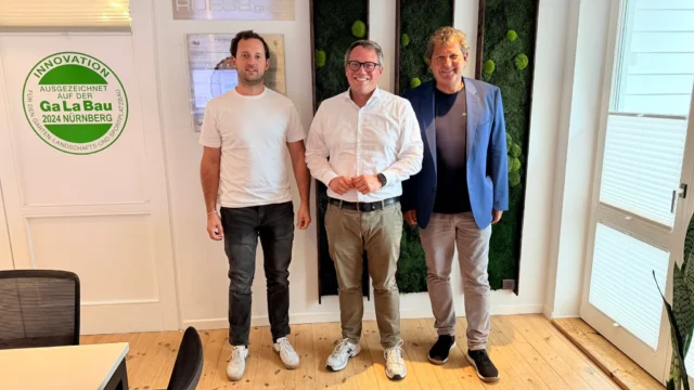 Die Roess Group begrüßte am 19. August 2026 den Europaabgeordneten Tiemo Wölken zu einem fachlichen Austausch über nachhaltigen Wasser- und Klimaschutz. Im Mittelpunkt des Gesprächs stand die Europäische Wasserrahmenrichtlinie und die Frage, wie praxisgerechte Lösungen dazu beitragen können, Gewässer besser vor Sedimenten, Schadstoffen und den Folgen zunehmender Extremwetterereignisse zu schützen.

Tiemo Wölken vertritt die SPD im Europäischen Parlament und gehört der Fraktion der Progressiven Allianz der Sozialdemokraten (S&D) an. Als Mitglied des Ausschusses für Umwelt, Klima und Lebensmittelsicherheit befasst er sich unmittelbar mit zentralen Fragen der europäischen Umwelt- und Klimapolitik. Zudem ist er Mitglied im Ausschuss für öffentliche Gesundheit und stellvertretendes Mitglied im Rechtsausschuss.

Die Roess Group und ihre Tochterunternehmen entwickeln seit vielen Jahren technische und naturbasierte Systeme, die den Auswirkungen des Klimawandels entgegenwirken. Das Leistungsspektrum umfasst unter anderem Lösungen zum Schutz vor Oberflächenerosion und Hochwasser, zur Kontrolle von Sedimenten, zur unterirdischen Bewässerung sowie zur Wasserreinigung. Ein Beispiel ist FloraFloat®, eine vollständig kunststofffreie, bepflanzte Schwimminsel, die zur Verbesserung der Wasserqualität und zur ökologischen Aufwertung von Gewässern eingesetzt werden kann.

Im Gespräch wurde insbesondere die Bedeutung vorbeugender Maßnahmen hervorgehoben: Erosion sollte möglichst bereits an ihrer Quelle verhindert und der Eintrag von Sedimenten und damit verbundenen Schadstoffen in Gewässer frühzeitig reduziert werden. Biologisch abbaubare Materialien und standortgerechte Vegetation können dabei einen wichtigen Beitrag zu einem langfristig wirksamen Gewässerschutz leisten.

Der Besuch bot die Gelegenheit, Erfahrungen aus der betrieblichen Praxis mit der europäischen Umweltpolitik zu verbinden. Die Umsetzung der Ziele der Wasserrahmenrichtlinie erfordert klare Rahmenbedingungen, geeignete Maßnahmen und eine enge Zusammenarbeit zwischen Politik, Wirtschaft und Fachverbänden.

#Nachhaltigkeit #Umweltschutz  #Klimaschutz  #Wasserschutz #ZukunftGestalten