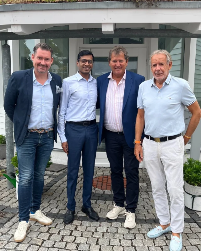 Die ROESS-Group hat am 20. August 2026 den indischen Generalkonsul Raakesh Natraj zu einem Unternehmensbesuch empfangen. Im Mittelpunkt des Austauschs standen die langjährigen Wirtschaftsbeziehungen mit Indien, die Bedeutung des asiatischen Marktes und Perspektiven für die weitere Zusammenarbeit.
Die ROESS-Group pflegt intensive Geschäftsbeziehungen mit Indien – im Import wie im Export. Der Besuch bot Gelegenheit, bestehende Kontakte zu vertiefen und Chancen für einen weiteren Ausbau der Zusammenarbeit auszuloten. Indien und die gesamte asiatische Region sind für die Unternehmensgruppe wichtige Partner und Zukunftsmärkte.

Ein weiterer Schwerpunkt lag auf der Gewinnung und Qualifizierung von Fachkräften. Der erste direkt aus Indien gewonnene Auszubildende absolvierte seine Ausbildung bei einem Tochterunternehmen der ROESS-Group und schloss sie mit Auszeichnung ab – ein starkes Beispiel für gelungene Integration, Leistungsbereitschaft und praxisnahe Ausbildung.

Auch darüber hinaus ist die ROESS-Group international aufgestellt: Bereits seit 1994 produziert das Tochterunternehmen Lanka Coco Products in Sri Lanka verschiedene Produkte aus Kokosfasern. Diese Naturfaserprodukte kommen unter anderem im Erosionsschutz zum Einsatz und verbinden industrielle Erfahrung mit nachhaltigen Anwendungen.
Bei einem Rundgang erhielt der Generalkonsul Einblicke in Produktionsabläufe, technische Kompetenzen und die Arbeitswelt der Unternehmensgruppe.

Der Besuch setzte ein wichtiges Zeichen für die weitere Vertiefung der Beziehungen zu Indien und anderen asiatischen Partnern und schuf eine gute Grundlage für den weiteren Dialog über Handel, Ausbildung und nachhaltige industrielle Lösungen

#indiagermany #indogerman #indien #india  #internationalbusiness #business  #wirtschaft #Ausbildung #fachkräfte #Nachhaltigkeit #roessgroup