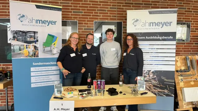 Berufsmesse an der HRS Twistringen

Als einer von insgesamt 26 Ausstellern waren wir mit A.H. Meyer bei der Berufsmesse an der Haupt- und Realschule in Twistringen dabei.

Vor Ort haben wir unsere Ausbildungsberufe vorgestellt und den Schülerinnen und Schülern einen Einblick in die verschiedenen Einstiegsmöglichkeiten und den Arbeitsalltag bei A.H. Meyer gegeben.

Dabei sind viele schöne und interessante Gespräche entstanden. Wir haben uns sehr über das Interesse und die zahlreichen Fragen rund um Ausbildung und Berufseinstieg bei A.H. Meyer gefreut.

Du möchtest mehr über unsere Ausbildungsberufe und deine Möglichkeiten bei A.H. Meyer erfahren? Dann schau gerne auf unserer Karriereseite vorbei – den Link findest du in unserer Bio.

#AHMeyer #Ausbildung #Berufsmesse #Twistringen #Berufsorientierung