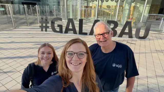 Ein erfolgreicher Messetag ist für uns vorüber! Toller Tag! Nun freuen wir uns auf den sonnigen Abend! 😎 Morgen geht’s weiter! 

#galabau #florafloat #schwimmendepflanzeninsel #erosionsschutz #teamwork