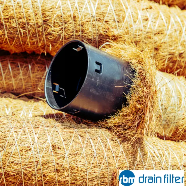 Drainagevollfilterrohre sind kein neues Thema für uns. Sie sind Teil unserer Geschichte.

RBM Drain Filter zählt zu den Pionieren bei der Entwicklung und Herstellung von Drainagevollfilterrohren mit synthetischen und natürlichen Filtermaterialien.

Unsere Erfahrung verbindet:
• landwirtschaftliche Dränage,
• Tiefbau,
• Filtertechnik,
• industrielle Fertigung,
• und Qualitätssicherung.

Dabei betrachten wir den Filter nicht als einfache Ummantelung. Er bildet die hydraulische Schnittstelle zwischen dem umgebenden Boden und dem Drainagerohr.

Gute Dränage beginnt nicht erst im Rohr. Sie beginnt dort, wo das Wasser in das System eintritt.

#RBMDrainFilter #Drainage #AgriculturalDrainage #CivilEngineering #WaterManagement