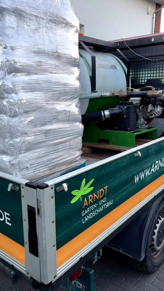 🌱 So sieht der SpeedyGreener® im echten Praxiseinsatz aus!

Vielen Dank an Arndt Garten- und Landschaftsbau für dieses tolle Video!👏

Mit dem SpeedyGreener® wird Nassansaat einfach und flexibel: Wasser, Saatgut und SpeedyMulch werden gemischt und anschließend direkt auf die zu begrünende Fläche aufgebracht.

Ideal unter anderem für:
🌱 Rasen- und Grünflächen
🌸 Blumenwiesen und Blühflächen
⛰️ Böschungen
🏗️ Rekultivierungsflächen
🌿 schwer zugängliche Bereiche

IGG bietet den SpeedyGreener® sowohl zum Kauf als auch zur Miete an.

🎥 Auf www.speedy-greener.de findet ihr außerdem ein Video mit verschiedenen Einsatzmöglichkeiten.

Für größere Projekte haben wir natürlich auch größere professionelle Nassansaatgeräte im Programm – ebenfalls zum Kauf und zur Miete.

Und wer beim Thema Erosion noch weiter denkt: Unter www.igg.de findet ihr unsere Lösungen rund um den Oberflächen-Erosionsschutz – von Nassansaat und Begrünung bis zu Erosionsschutzmatten und -geweben.

🔗Links in der Bio!

Noch einmal vielen Dank an Arndt Garten- und Landschaftsbau für das tolle Video! 🙌

#SpeedyGreener #Nassansaat #Hydroseeding #Erosionsschutz #Begrünung