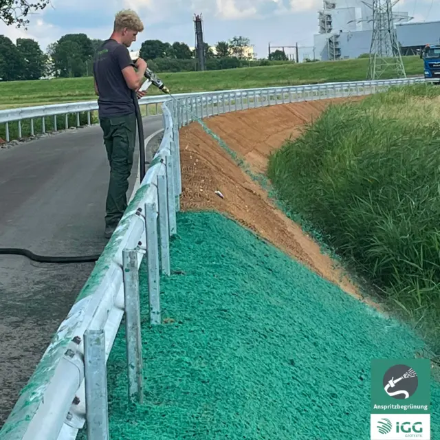 Hydroseeding: effiziente Begrünung großer und schwieriger Flächen.

Eine Erosionsschutzmatte sichert frisch angesäte Böschungen. Wie lässt sich Saatgut auf großen oder schwer zugänglichen Flächen effizient ausbringen? Anspritzbegrünung, Hydroseeding oder Nassansaat: Gemeint ist ein effizientes Verfahren, bei dem Saatgut, Mulch, Dünger, Bodenfestiger und Wasser als abgestimmte Mischung auf die Fläche gebracht werden. Das eignet sich besonders für große, steile, unregelmäßige oder schwer zugängliche Bereiche.

IGG liefert das komplette System – von kompakten Geräten über professionelle Hydroseeder bis zu Mulchstoffen, Düngern, Bodenfestigern und standortgerechtem Saatgut. Maschinen können je nach Modell gekauft oder gemietet werden.

Ein Ansprechpartner für Technik, Rezeptur und Begrünungserfolg.

#Hydroseeding #Anspritzbegrünung #Nassansaat #Böschungsbegrünung #IGG