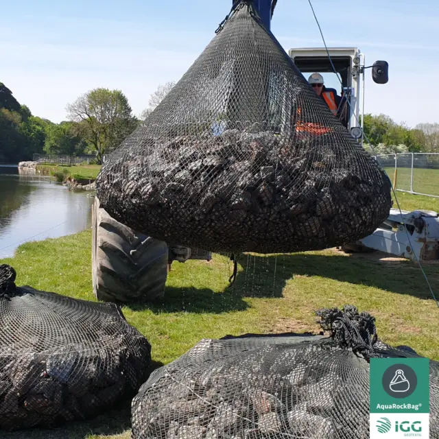 Was ist ein AquaRockBag?

Ein AquaRockBag ist weit mehr als ein „Sack mit Steinen“.

Das System besteht aus einem hochfesten Netz, das mit geeigneten Natursteinen befüllt wird. Die Steinfüllung bleibt als definierte Einheit zusammengehalten und kann dadurch kontrolliert transportiert, gehoben und eingebaut werden.

Je nach Projekt stehen unterschiedliche Größen und Ausführungen zur Verfügung. Das System passt sich unebenen Untergründen an und kann sowohl für permanente als auch für temporäre Maßnahmen eingesetzt werden.

Der wesentliche Unterschied zur losen Steinschüttung: Das Material wird nicht unkontrolliert abgeworfen, sondern als klar definierte Einheit positioniert. Dadurch lassen sich Einbauraster, Mengen und spätere Kontrollen wesentlich besser dokumentieren.

Wo wäre eine präzise platzierbare Steinlösung für Sie besonders interessant?

#AquaRockBag #Geotextilien #Wasserbausteine #HydraulicEngineering #ConstructionTechnology