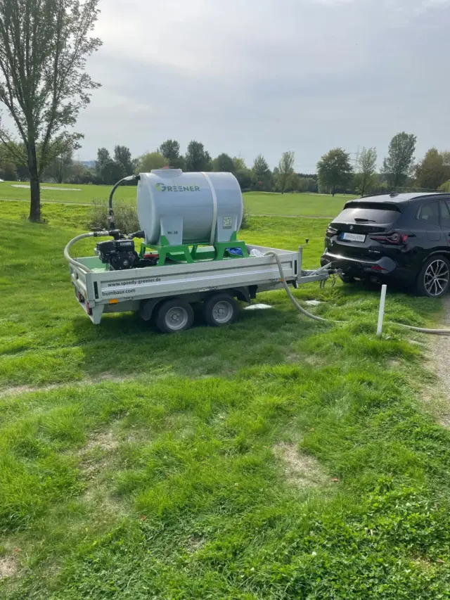 SpeedyGreener® live im Einsatz!

Wie moderne Rasenansaat schnell, effizient und mit geringem Personalaufwand funktioniert, konnten unsere Gäste bei unserer Live-Veranstaltung auf dem Gelände des Golfclub Haan-Düsseltal selbst erleben.

Im Mittelpunkt stand der SpeedyGreener®: Nach einer kurzen Vorstellung ging es direkt in die Praxis. Bei der Live-Demonstration konnten sich die Teilnehmer ein Bild von der Nassansaat-Technologie machen und die Maschine anschließend sogar selbst ausprobieren. 🌱

Ergänzt wurde das Programm durch die Vorstellung unserer FloraFloat® Pflanzeninseln sowie viele interessante Fachgespräche und einen offenen Austausch rund um Begrünung, Rasenpflege und nachhaltige Lösungen.

Vielen Dank an alle Teilnehmer für das große Interesse, die spannenden Gespräche und einen rundum gelungenen Tag! 🙌

#SpeedyGreener #Hydroseeding #Nassansaat #Begrünung #Greenkeeping