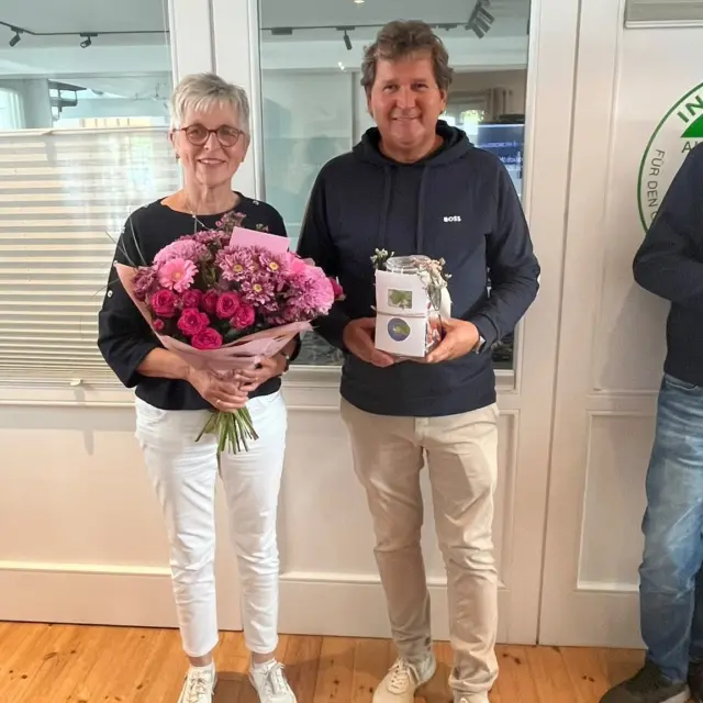 Alles Gute zum Ruhestand, liebe Anke! 💐

Am 07. Januar 1994 begann Ankes Zeit bei uns. Seitdem war sie als Finanzbuchhalterin für A.H. Meyer und iGG tätig und ein fester Bestandteil unseres Teams. Zum 01. Oktober 2026 hieß es nun: Hallo Ruhestand! 🥳

Für Thomas begann mit Ankes Einstellung damals ebenfalls etwas Besonderes, denn sie war seine erste Mitarbeiterin. Wenn er auf die gemeinsame Zeit zurückblickt, hebt er besonders ihre Loyalität, Zuverlässigkeit und ihre Fähigkeit hervor, immer mitzudenken. Auf Anke war stets Verlass und mit ihrem langjährigen Einsatz hat sie unsere Unternehmen entscheidend mitgeprägt. Dafür ein großes Dankeschön! 🙌

Natürlich möchten wir auch Anke selbst zu Wort kommen lassen. Das sagt sie über ihre Zeit bei uns:
💬Fast 33 Jahre durfte ich Teil des Roess-Unternehmens sein – eine Zeit, die mich gefordert aber auch bereichert hat. Die Arbeit mit euch hat mir in all den Jahren sehr viel Spaß gemacht. Ich habe viele liebe Menschen kennen und schätzen gelernt. 

Heute möchte ich nun „Dankeschön“ sagen für das Vertrauen, die Wertschätzung und die vielen Begegnungen. Vielen herzlichen Dank auch für eure Unterstützung und die zahlreichen schönen Momente.

Ich nehme viele wertvolle Erinnerungen mit und wünsche euch allen weiterhin viel Erfolg, Gesundheit und Freude bei allem was ihr tut. 

Nun freue ich mich auf die anstehenden Veränderungen und die neuen Herausforderungen. Ganz besonders freue ich mich aber auf mehr Zeit für mich und für meine Familie.

Liebe Anke, vielen Dank für Deinen Einsatz und die gemeinsame Zeit. Wir wünschen Dir für Deinen Ruhestand von Herzen alles Gute, viel Gesundheit, Glück und viele schöne Momente! 🍀

#Ruhestand #DankeAnke #AllesGute #Teamwork #NeuerLebensabschnitt