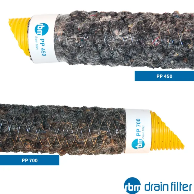 Nicht jeder Boden stellt dieselben Anforderungen an einen Drainagefilter.

Deshalb gibt es keine universelle Filterlösung für jede Anwendung.

Mit PP450 und PP700 stehen bewährte voluminöse Filterstrukturen für unterschiedliche hydraulische und bodenmechanische Anforderungen zur Verfügung.

Die Leistungsfähigkeit wird unter anderem beeinflusst durch:
• Fasermischung,
• Filterdicke,
• Flächengewicht,
• Porenstruktur,
• und gleichmäßige Materialverteilung.

Die richtige Frage lautet daher nicht:
Welcher Filter ist grundsätzlich der beste?

Sondern:
Welcher Filter passt zum Boden und zur hydraulischen Aufgabe?

#PP450 #PP700 #DrainageFilter #SoilEngineering #AgriculturalDrainage #RBMDrainFilter