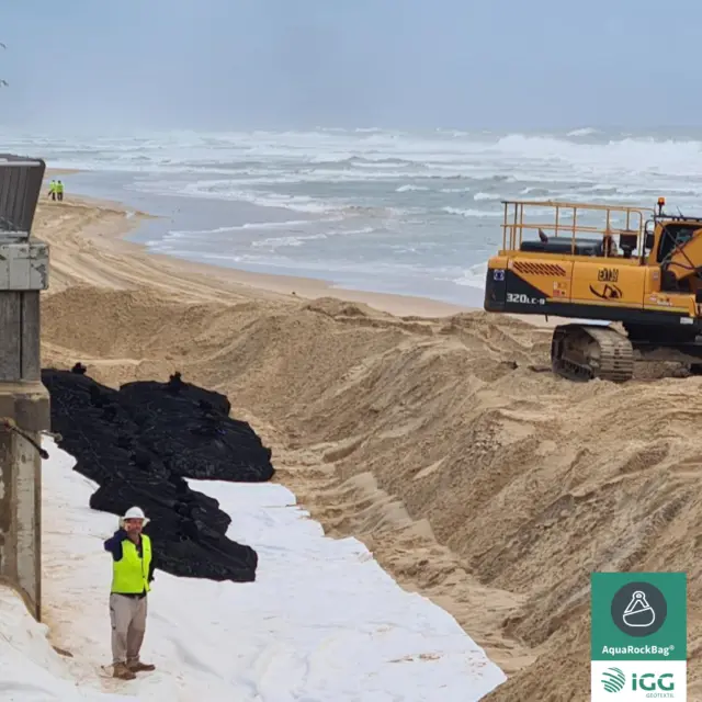 Küstenschutz braucht anpassungsfähige Systeme

Küsten verändern sich permanent. Wellen, Strömungen, Sturmfluten und Sedimenttransport wirken gleichzeitig – und häufig nicht dort, wo starre Bauwerke geplant wurden.

AquaRockBag kann im Küstenschutz als flexible Schutz- und Stabilisierungslösung eingesetzt werden: am Dünenfuß, vor gefährdeter Infrastruktur, in Übergangsbereichen oder als temporäre Sofortmaßnahme nach Erosionsereignissen.

Die Elemente können an die vorhandene Topografie angepasst und bei Bedarf überdeckt in Vegetationskonzepte eingebunden werden. Dadurch eignet sich das System auch für hybride Ansätze, die technische Sicherung und natürliche Küstenentwicklung miteinander verbinden.

Küstenschutz ist dabei immer standortspezifisch. Wellenklima, Strömung, Untergrund und Sedimenthaushalt müssen gemeinsam betrachtet werden.

Besucht unsere Homepage 👉 Link in der Bio!

#Küstenschutz #CoastalProtection #AquaRockBag #CoastalEngineering #ClimateAdaptation